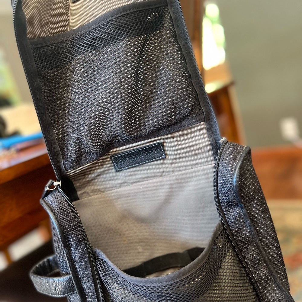 JOHNSON&MURPHY Mens toiletry bag. Beautiful bag with easy to use pockets.